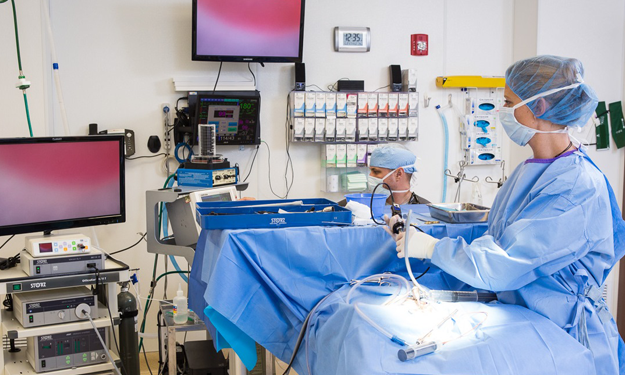 surgeon performing minimally invasive surgery